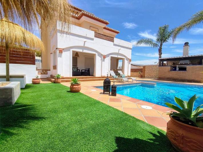 Chalet para 8 personas, con jardín y terraza además de piscina y vistas, Se admiten mascotas en Costa Tropical