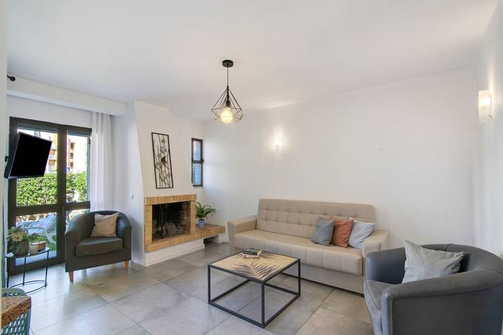 Villa 'Casa Sol' with Shared Pool, Private Terrace and Wi-Fi in Quarteira, Faro Distrikt