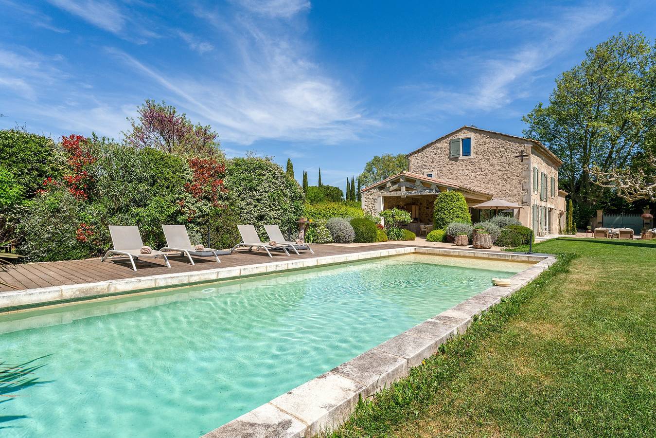 Mas de la Source – Prestigious Provençal Retreat with Heated Pool, Landscaped Garden, A/C in Verquières, Arles region
