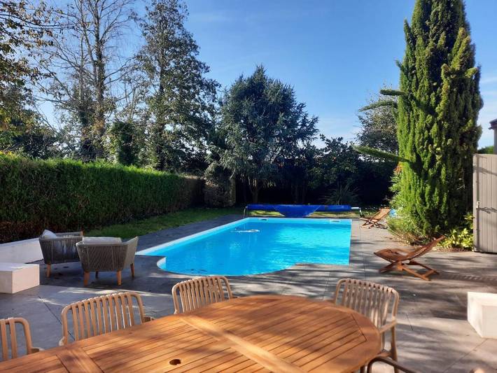 Villa pour 9 personnes, avec jardin ainsi que piscine et terrasse, animaux acceptés