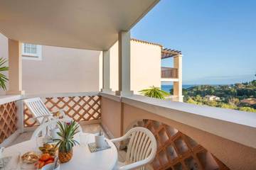 Gîte pour 4 personnes, avec bassin pour enfant ainsi que jardin et piscine, animaux acceptés dans Golf De Cap Esterel