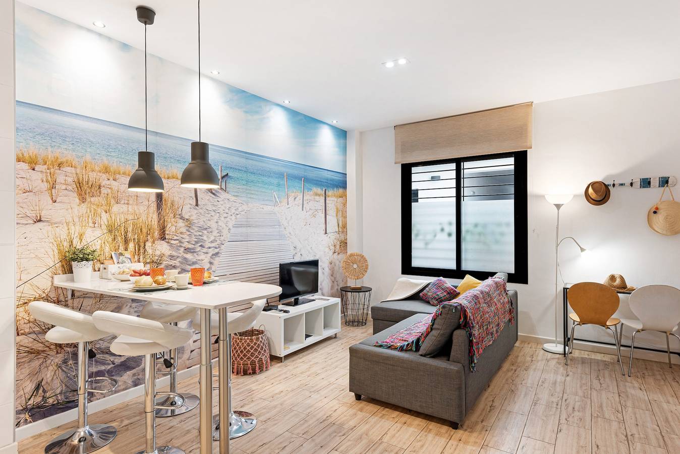 Entire apartment, Apartment 'Suite Jinetes' with Shared Pool, Wi-Fi and Air Conditioning in Málaga Central District, Malaga