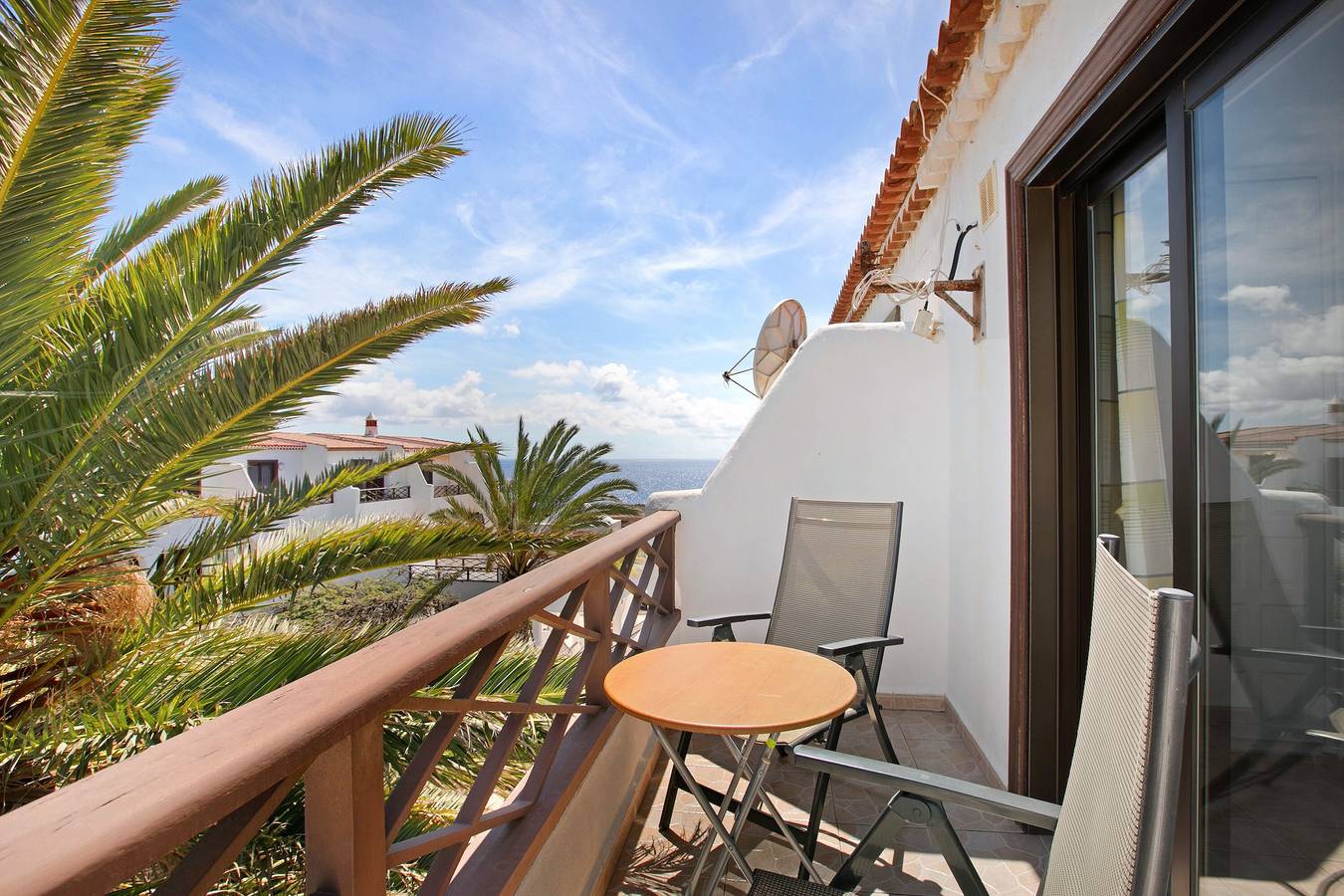 Ganze Wohnung, Ferienwohnung 'Amarilla Bay' mit Meerblick, Gemeinschaftspool und Wlan in Costa del Silencio, Arona