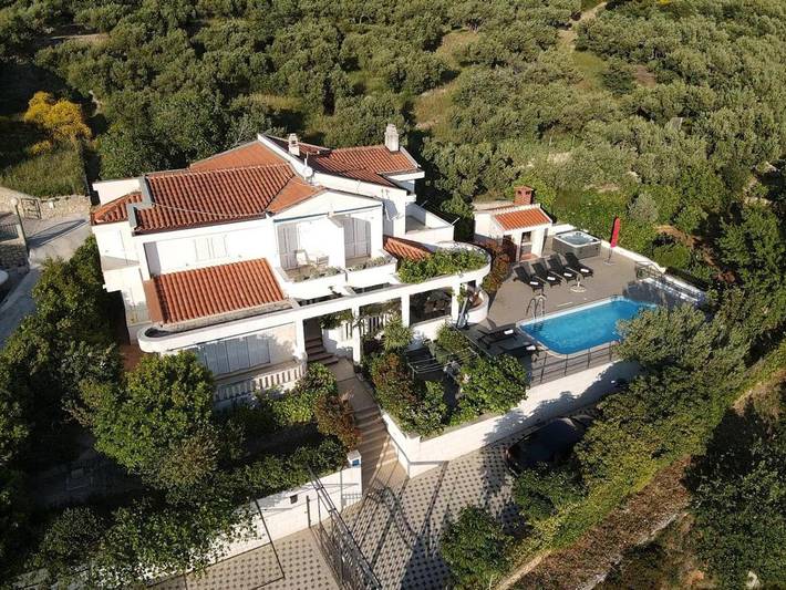 Ferienhaus für 9 Personen, mit Balkon und Whirlpool sowie Terrasse und Garten in Krvavica