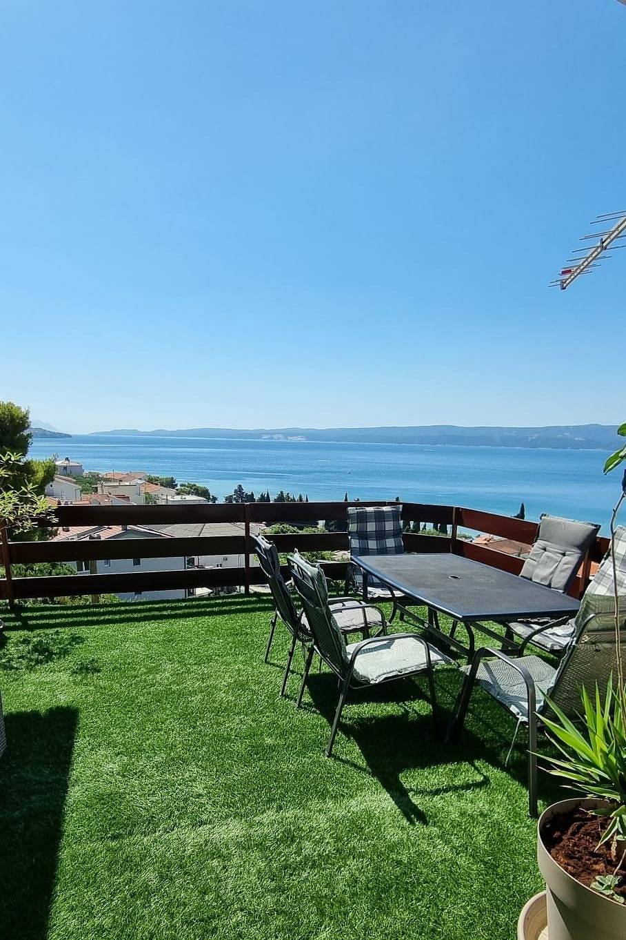Ganze Wohnung, 2-Zimmer-Ferienwohnung mit Terrasse und Meerblick Duce, Omis A-24975-c in Dugi Rat, Split-Dalmatien