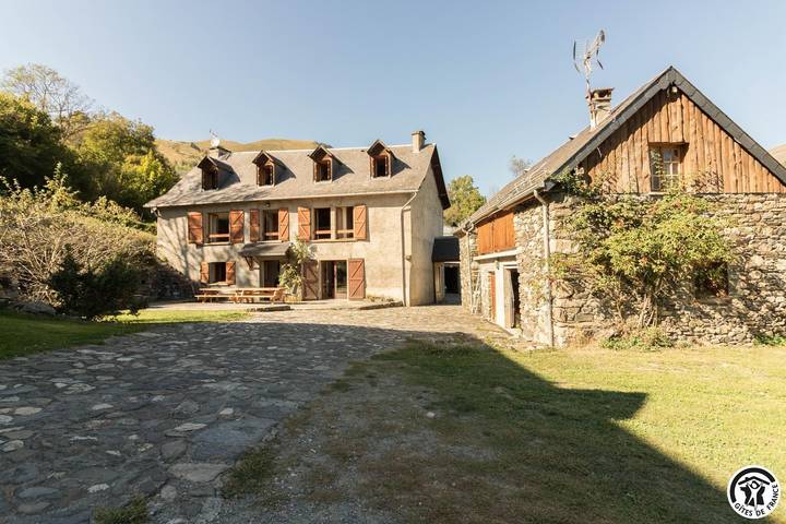 Gîte pour 15 personnes, avec Balcon/Terrasse et Jacuzzi ainsi que Terrasse et Jardin dans les Pyrénées