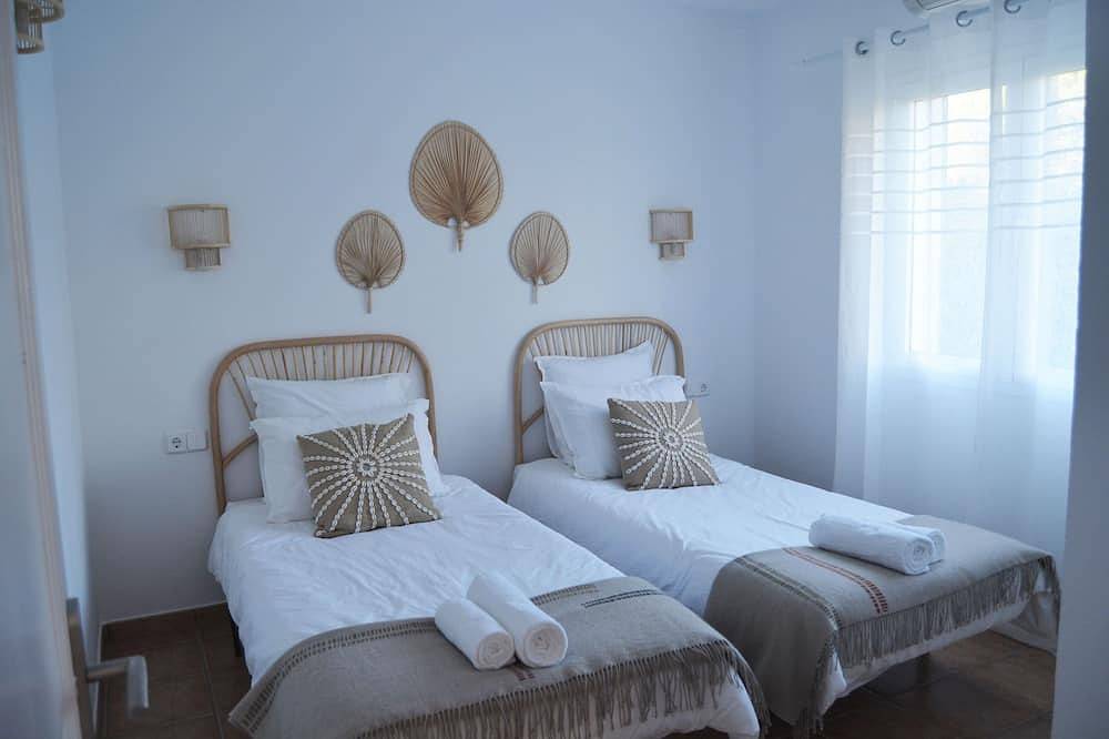 Magnifique Villa Très Bien Située Avec vue Mer, Piscine et Beaux Jardins in Binibeca, Sant Lluís