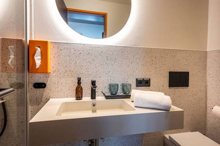 Bright Modern Room Steps from Marktplatz S-Bahn – 2 Min to Local Attractions in Offenbach am Main, Offenbach