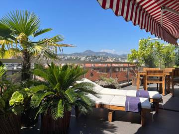 Gîte pour 2 personnes, avec terrasse et vue dans Bowling Acropolis Nice
