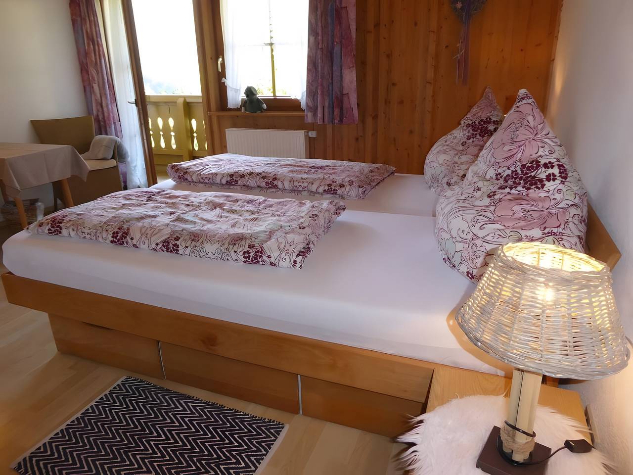Apartamento entero, Apartamento 'Haus Am Rotwiesenbach' con vistas a la montaña, terraza privada y Wi-Fi in Todtnau, Selva Negra (zona sur)