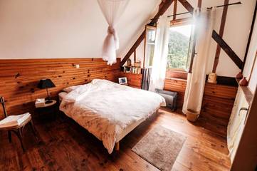 Auberge pour 2 personnes, avec jardin ainsi que terrasse et vue, animaux acceptés dans l' Ariège