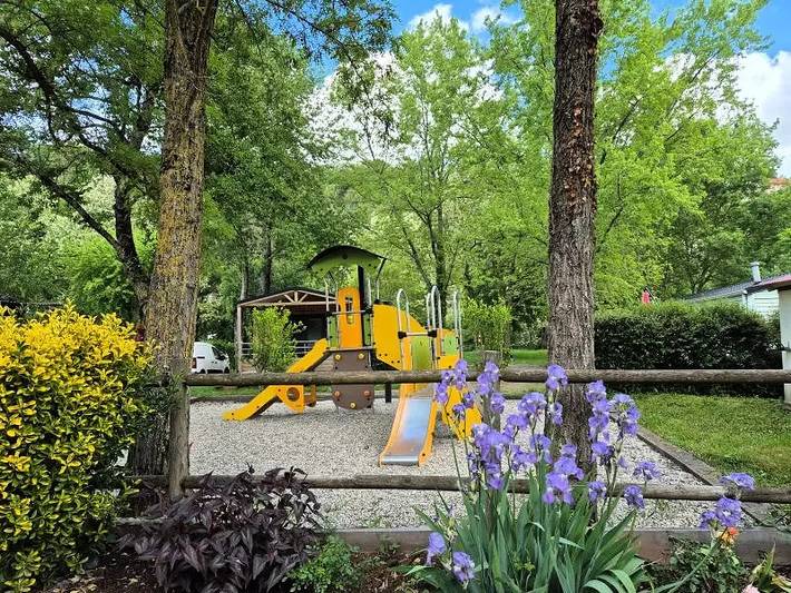 Mobil home pour 4 personnes, avec terrasse ainsi que vue et piscine, animaux acceptés à Belmont-sur-Rance