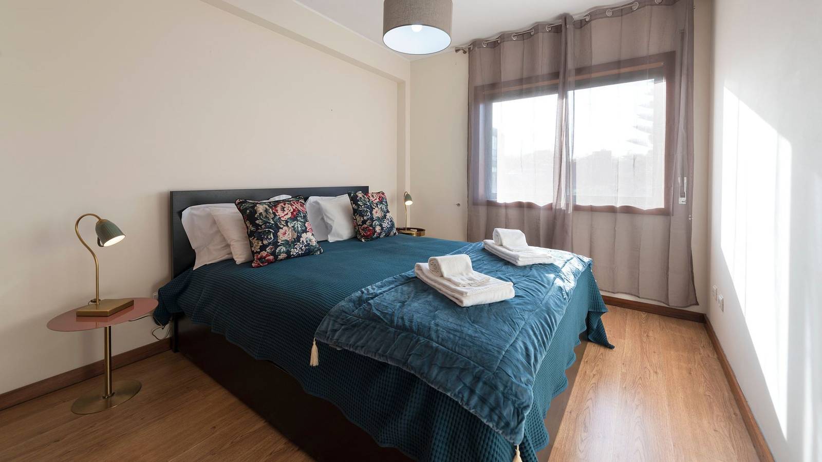 Apartamento inteiro, Downtown Homey Flat w/ Free Parking by Lovelystay in Massarelos, Porto