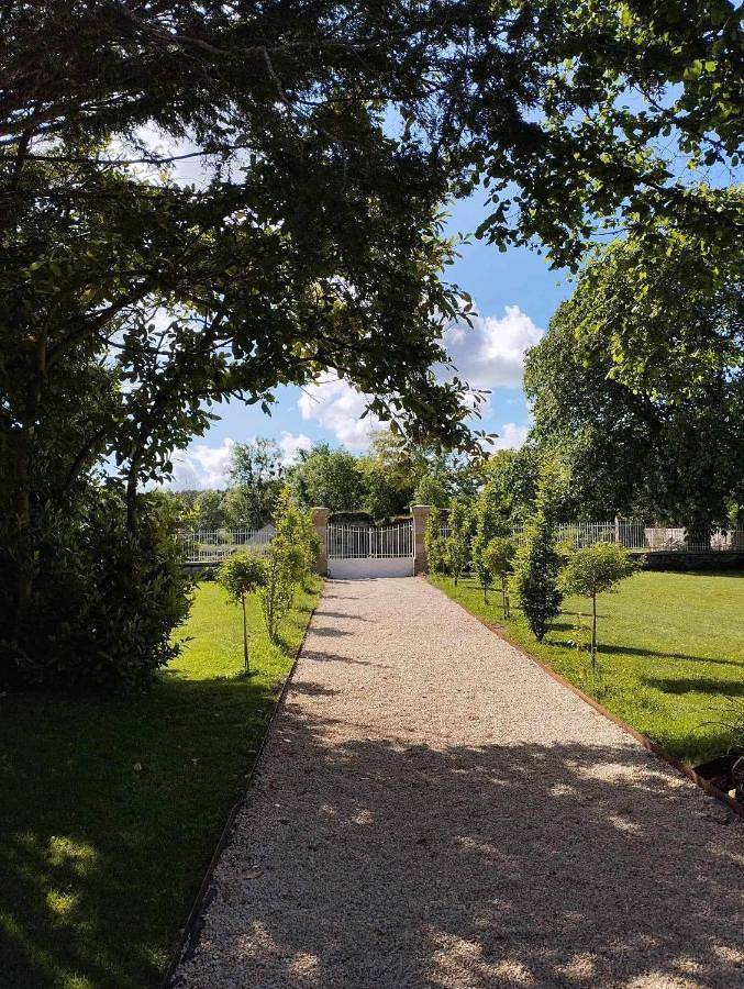 Location de vacances pour 12 personnes, avec jacuzzi et jardin à Épineuil-le-Fleuriel - 2