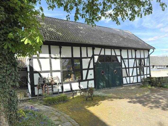 Ferienwohnung für 2 Personen, mit Whirlpool und Terrasse sowie Garten in Hennef
