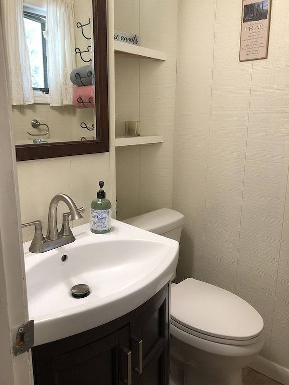 Birchwood Chalet!! Amazing views, across from resort, ski, bike, hiking nearby in Beech Mountain, Watauga County