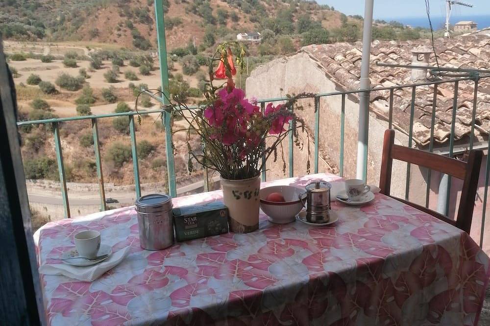 Ganze Wohnung, Tranquil 1-bedroom apartment in enchanting Badolato, in Badolato, Catanzaro Provinz