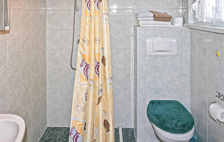 Ganze Ferienwohnung, Gemütliche Wohnung mit Parkplatz, Terrasse und Gartenmöbeln 1,5km vom Lychensee entfernt in Lychensee, Lychen