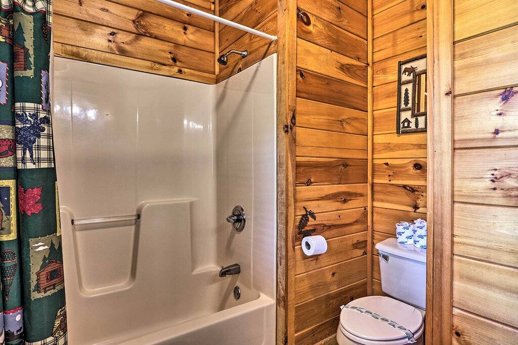 Pigeon Forge Getaway w/ Covered Patio & Hot Tub! in Pigeon Forge, Sevier County