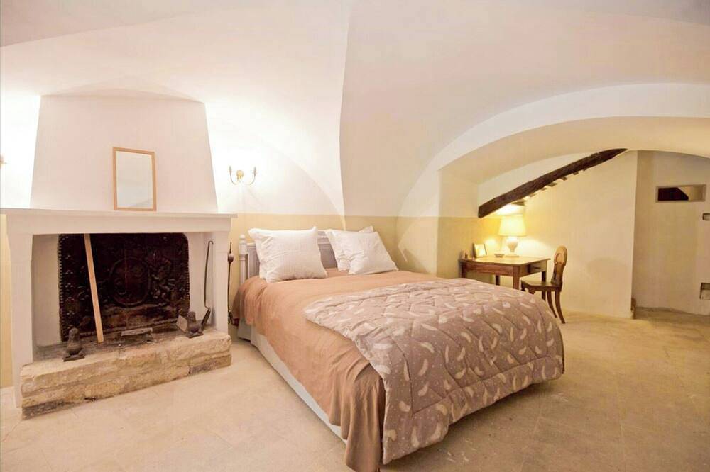 Casa de piedra en las murallas de Goult in Goult, Parque natural regional del Luberon