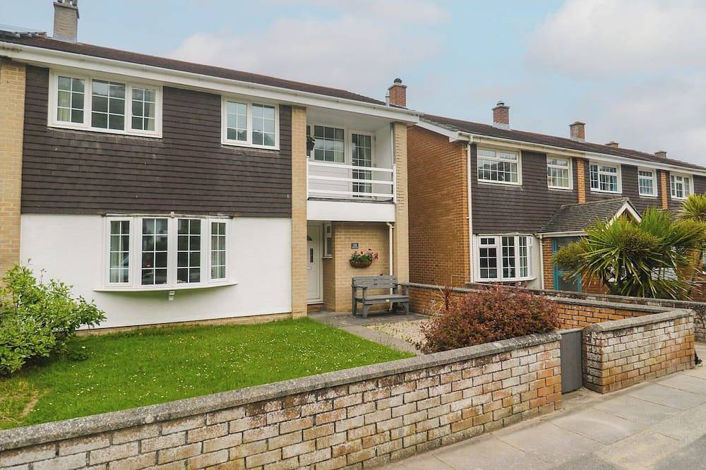 16 Forth An Nance, pet friendly, country holiday cottage in Portreath in Portreath, Cornwall