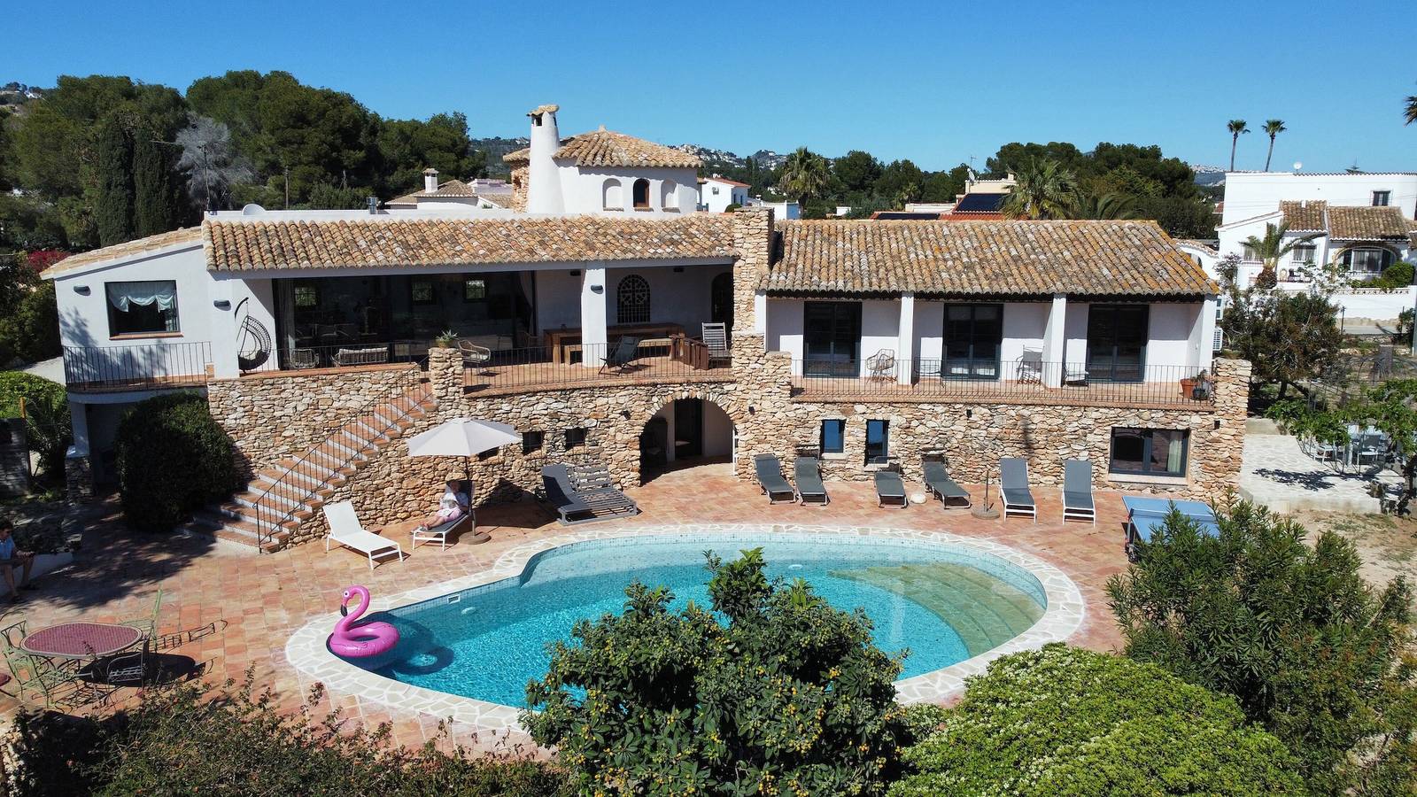 Villa 'Sobre Las Rocas' mit Meerblick, Pool und in Strandnähe in Carrio, Calpe