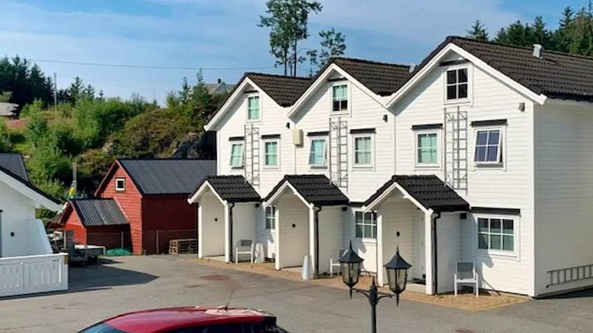 Ferienhaus für 7 Personen, mit Terrasse und Garten in Austrheim