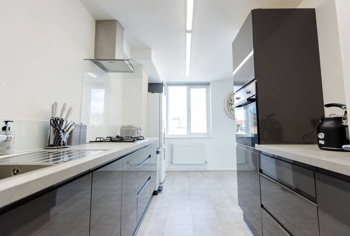 Entire holiday apartment, Apartment - Sleeps 6 - Parking - WiFi in Guildford, Surrey
