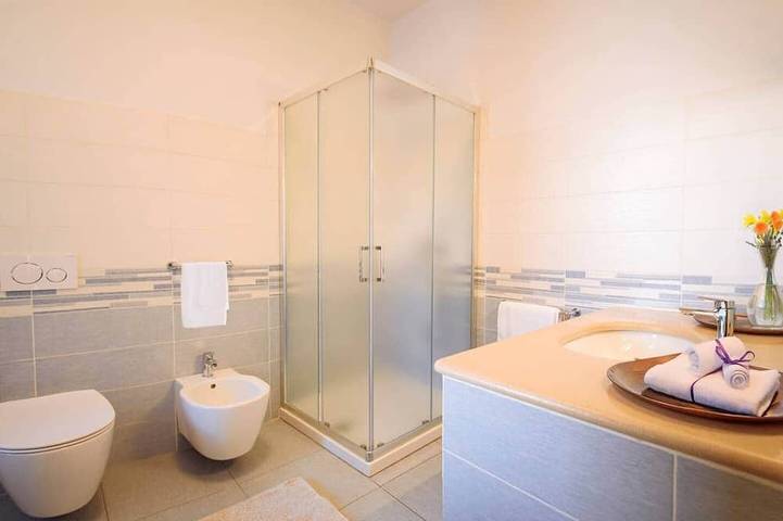 Appartement entier, La Rosa nel Borgo – Suite avec balcon et garage in La Morra, Langhe