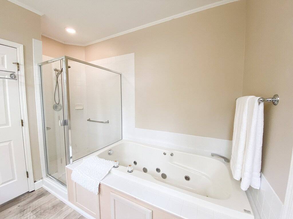 Ganze Wohnung, Updated Main Floor Condo at Pool and Beach in Manistee, Manistee County