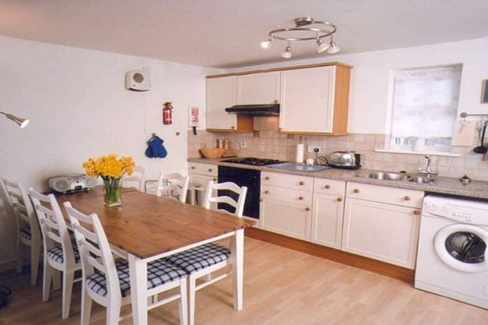 4 Harbour Mews Sleeps 6 (3 Bedrooms) in Sennen, Cornwall