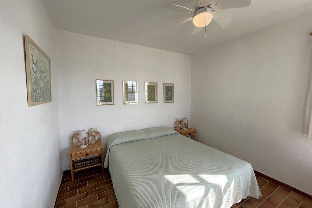 Entire apartment, Very front line stunning sea views near the beach in Fornells, Es Mercadal