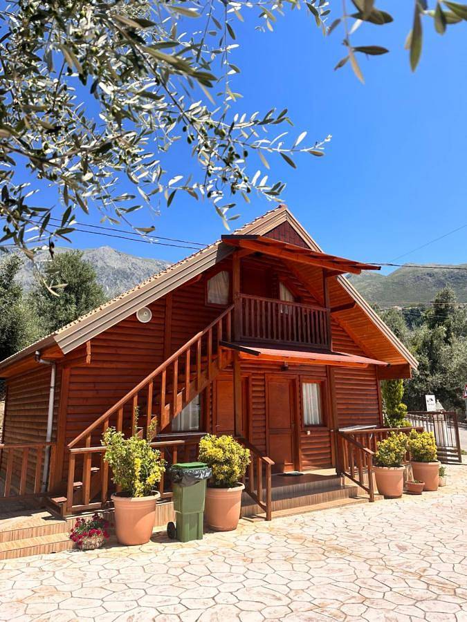 Hôtel pour 3 personnes, avec Balcon et Terrasse ainsi que Jardin et Vue dans Dhërmi