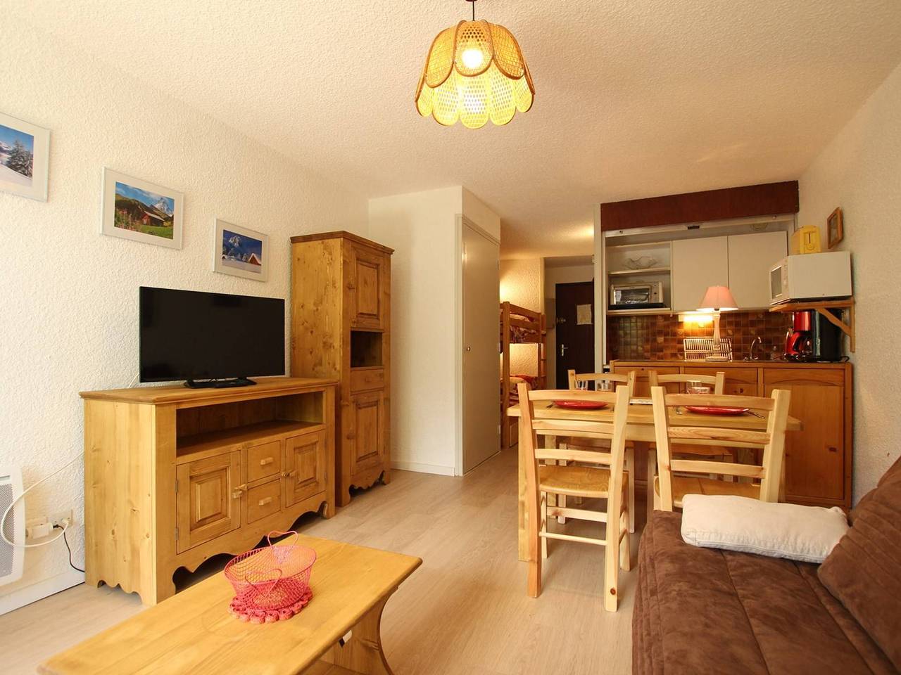 Entire apartment, Studio for 4 in Serre-Chevalier with balcony, parking, pets allowed in Saint-Chaffrey, Serre Chevalier