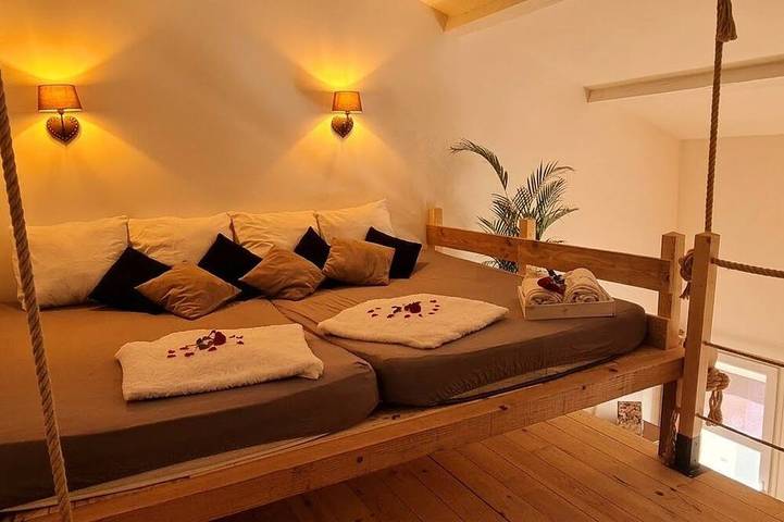 Suite with a private hot tub in Pierrelatte, Nyons region