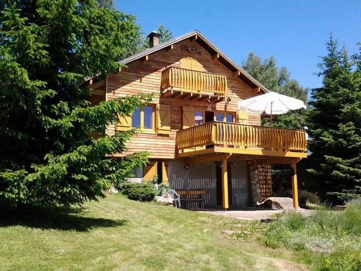 Chalet pour 8 personnes, avec Jacuzzi et Terrasse ainsi que Jardin et Vue à Savignac-les-Ormeaux