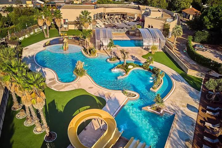 Camping pour 4 personnes, avec Terrasse et Piscine