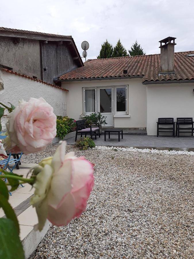 Location de vacances pour 2 personnes, avec vue et terrasse, animaux acceptés à Saint-Aulaye - 3