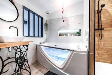 Gîte pour 2 personnes, avec jacuzzi et terrasse à Ambronay