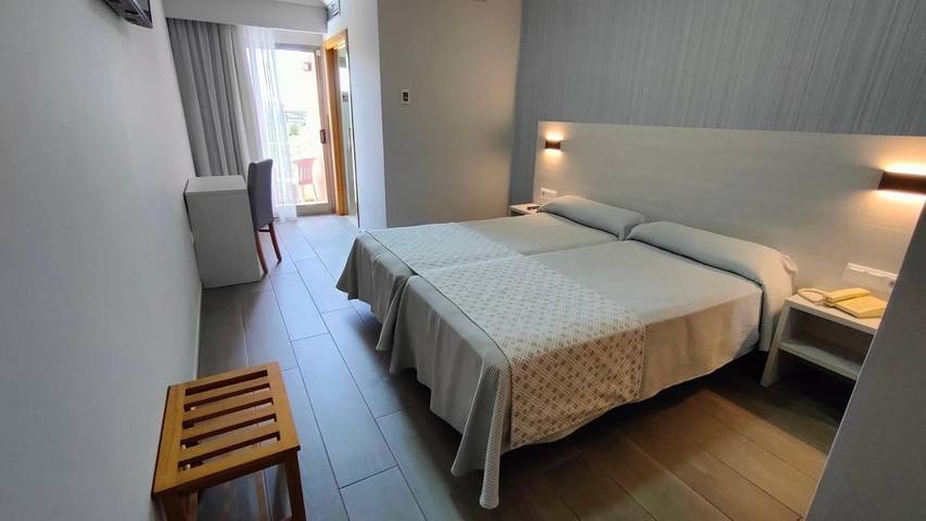 Hotel para 2 personas, con vistas y piscina para niños además de piscina y jardín - 1