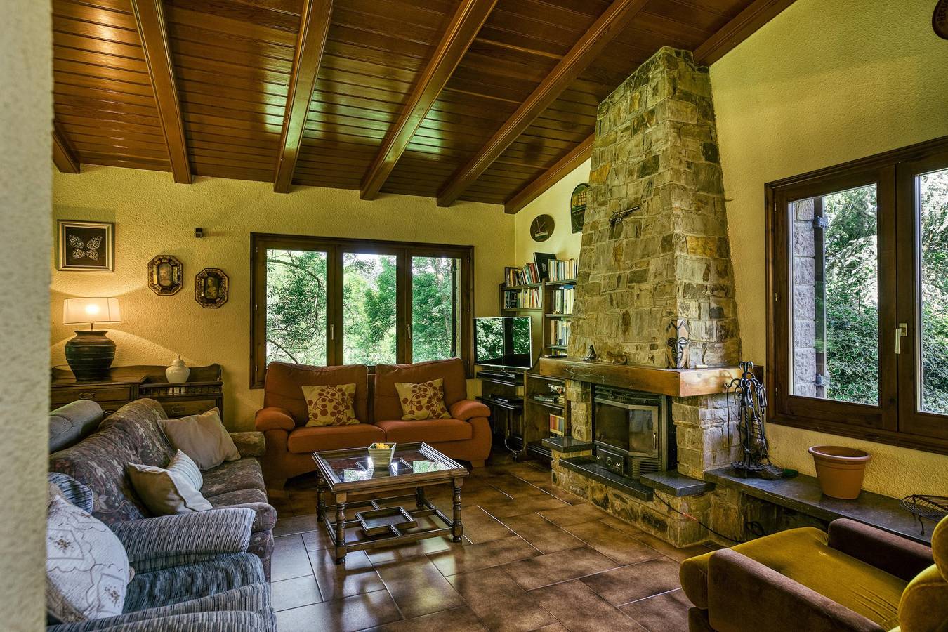 Vakantiehuis Can Blau met Uitzicht op de Bergen, Zwembad, Tuin & Wi-Fi in Vallfogona de Ripollès, Catalaanse Pyreneeën