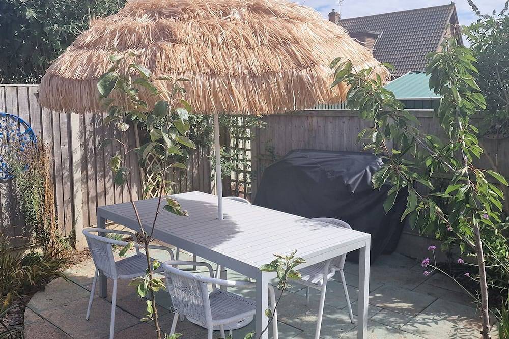 Beach house 200m to beach.Stylish, Modern Sleeps 6. Suit Summer or Winter break<br> in Mablethorpe, Lincolnshire