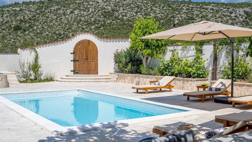 Ferienhaus für 8 Personen, mit Pool und Balkon