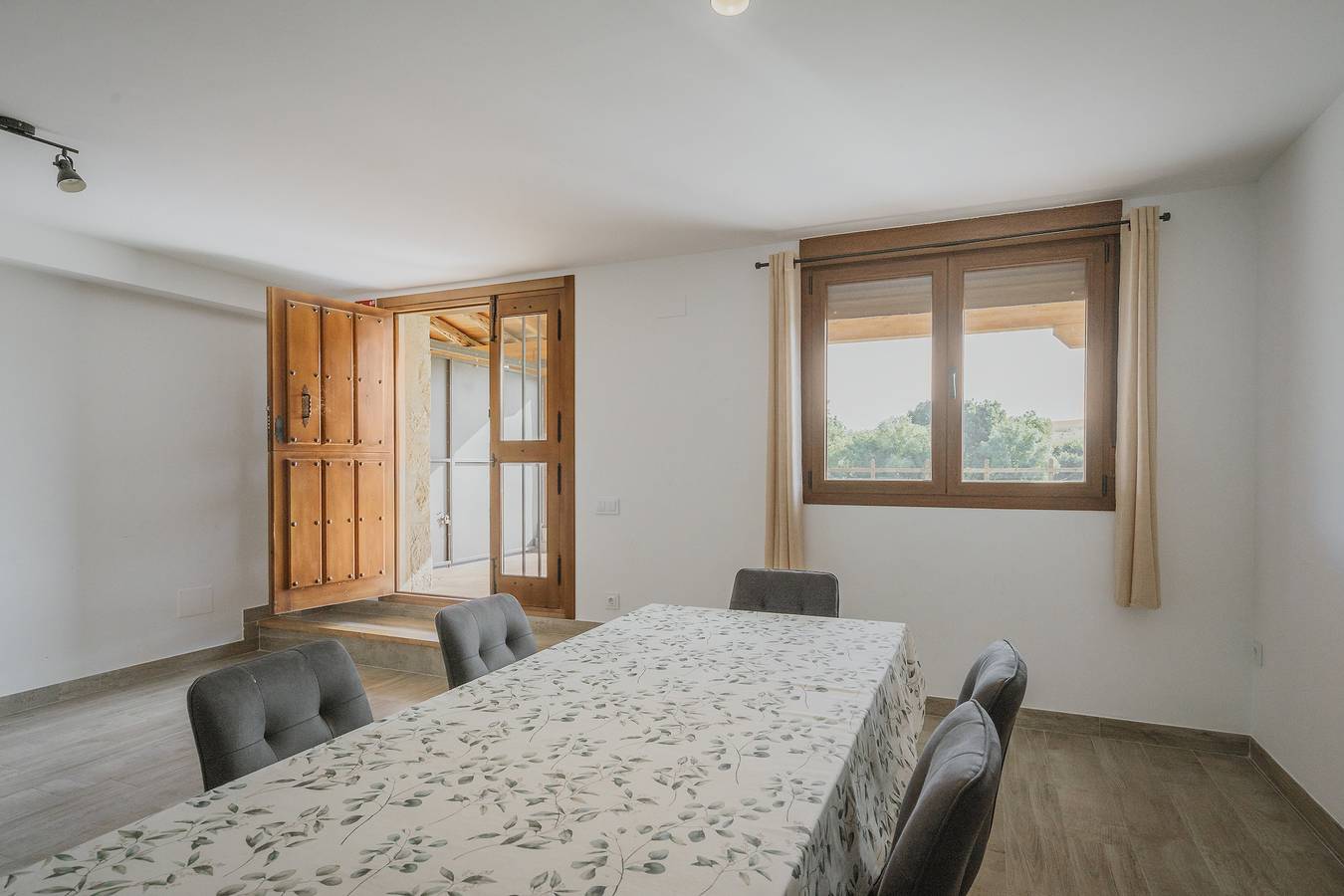 Casa rural 'Casas Rurales Velasco I I' con terraza privada, Wi-Fi y aire acondicionado in Cabañas de Polendos, Provincia de Segovia