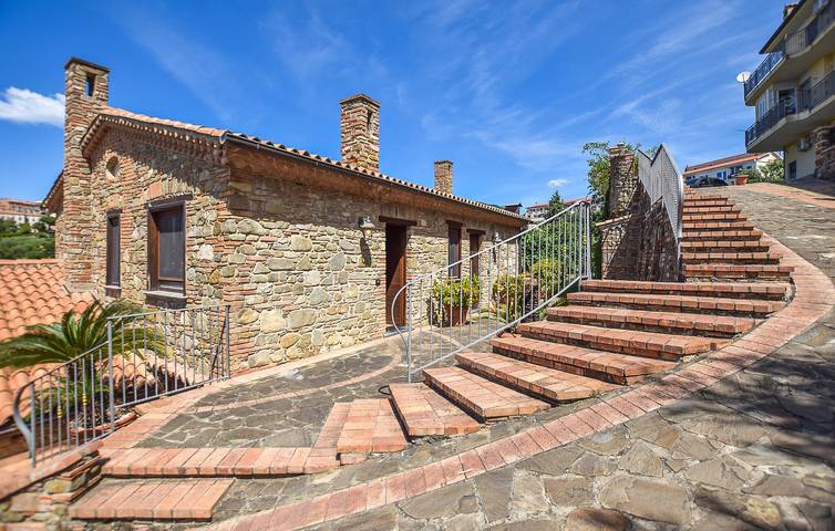 Entire holiday apartment, Sea View Apartment with Pool and AC, 2km to Beach in Casal Velino, Cilento Coast