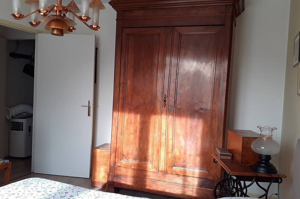 Entire apartment, In godmother, three bright and cozy rooms in the city center, view Causses in Millau, Parc naturel régional des Grands Causses