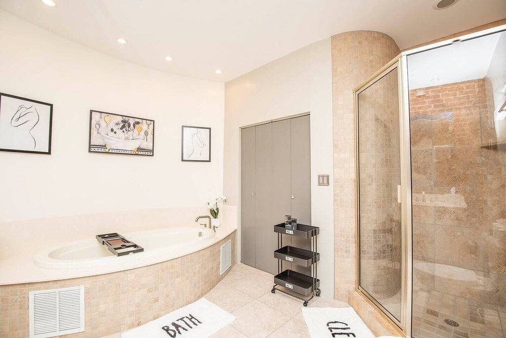 Ganze Wohnung, Penthouse w/ Rooftop Deck Overlooking Gay Street in Knoxville, Knox County (TN)