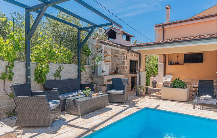 Ganze Ferienwohnung, Geräumige 150 m² große Wohnung mit Pool und WLAN, 900 m vom Strand entfernt in Brodarica, Šibenik-Knin