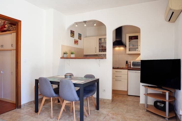 Appartement entier, Appartement « Somptueux Avec Jardin » avec vue sur la mer, Wi-Fi et climatisation in Cassis, Parc national des Calanques