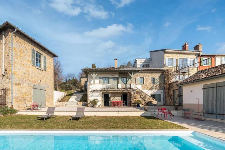 Location de vacances pour 14 personnes, avec sauna ainsi que piscine et jardin à Saint-Didier-au-Mont-d'Or